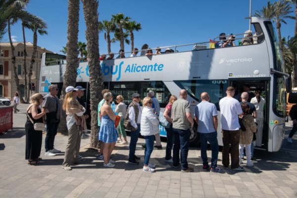 Alicante se cita con Expedia y Booking en Fitur para combatir el perjuicio indirecto de la Dana