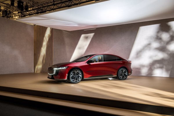 El Mazda6e se presenta en el Salón de Bruselas: la tradición japonesa define la conducción eléctrica
