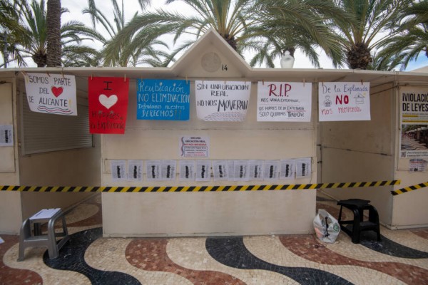 Vuelta a la protesta: Los 'hippies' de La Explanada de Alicante se manifestarán por una nueva ubicación