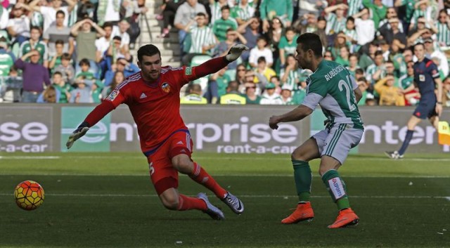 Otro fallo defensivo condena al Valencia CF en el Villamarín
