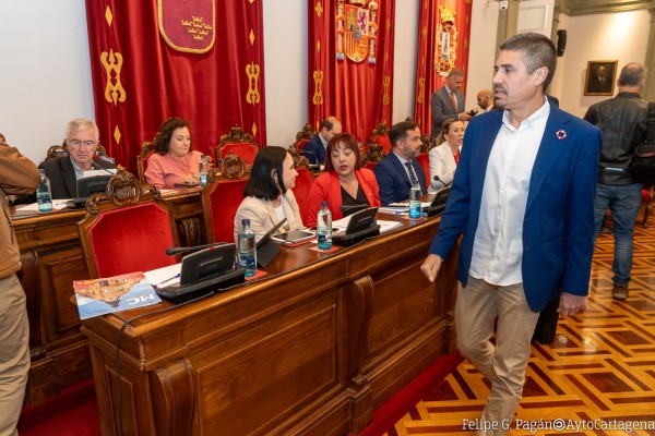 Arroyo sofoca el 'incendio' de la moción de censura a tiempo tras reconducir el doble juego de Salinas