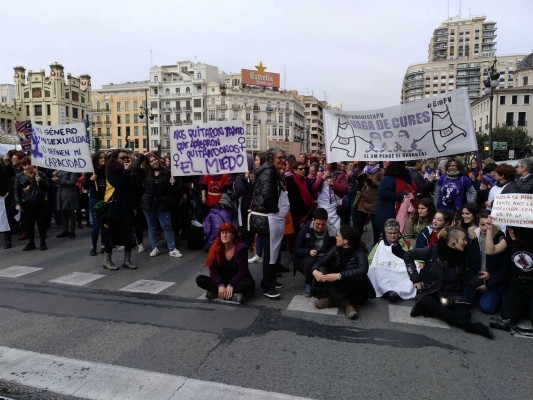 Protestas en el centro de València y vacío en Les Corts por la huelga feminista