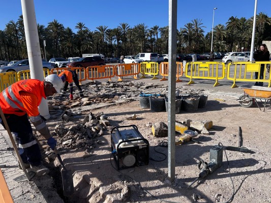 Empieza en Elche la mejora de accesibilidad en las paradas de autobús de la Ciudad de la Justicia