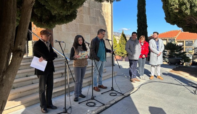 
Alcoi inicia la celebració de l’Any Isabel-Clara Simó amb una ofrena i lectura de textos de l’escriptora