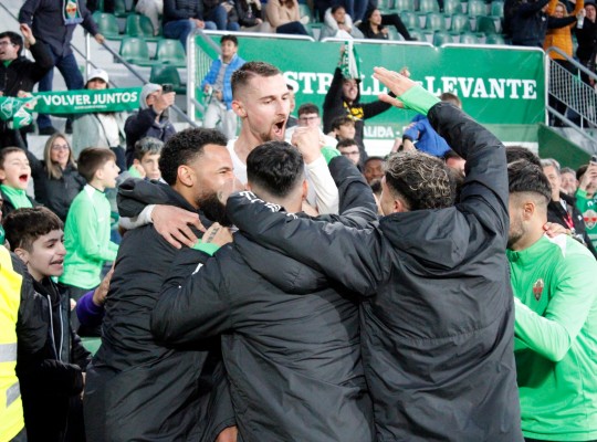 El Elche regresa a la zona de ascenso directo 32 jornadas después
