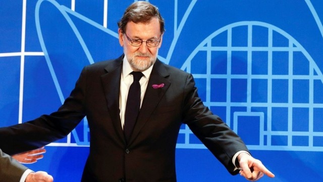 Rajoy luce un lazo morado en un acto del PP y dice que trabajará 