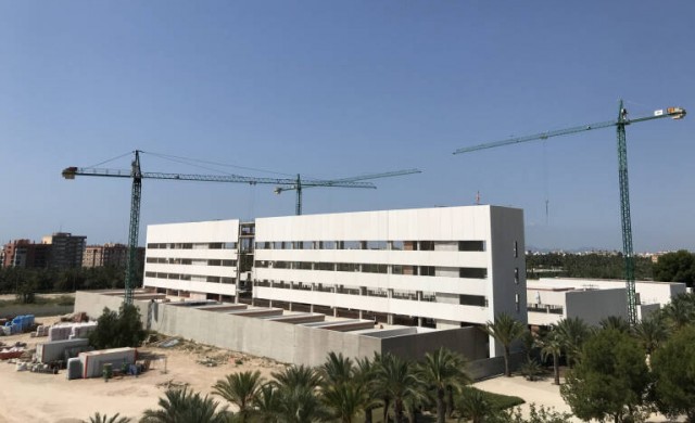Tras recepcionar el nuevo edificio Valverde, la UMH activa ahora el ajardinamiento del inmueble