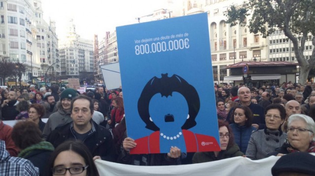Miles de personas claman en Valencia contra la corrupción ante la casa de Barberà