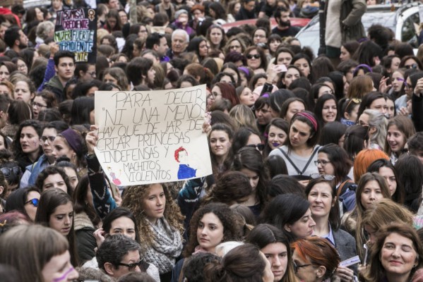Huelga feminista: paros masivos en Educación y Sanidad, testimonial en el comercio urbano