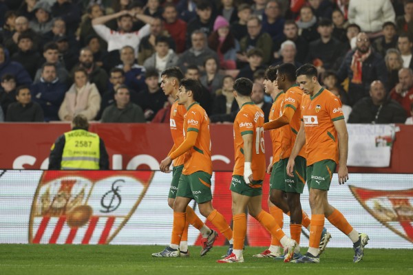 El Valencia CF regala dos puntos en Sevilla con un error de Mamardashvili