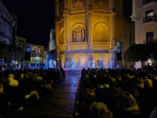 Murcia revive su fundación con el espectáculo 'Madina Mursiya. El Origen', que llena la Plaza de los Apóstoles