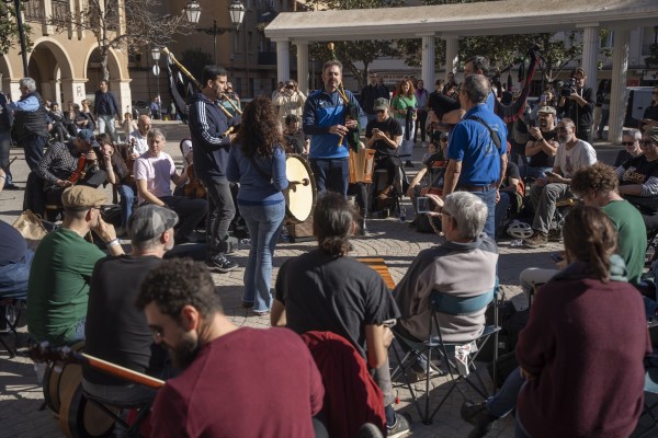 Instrumentos tradicionales irlandeses armonizan Paiporta para recaudar fondos tras la Dana