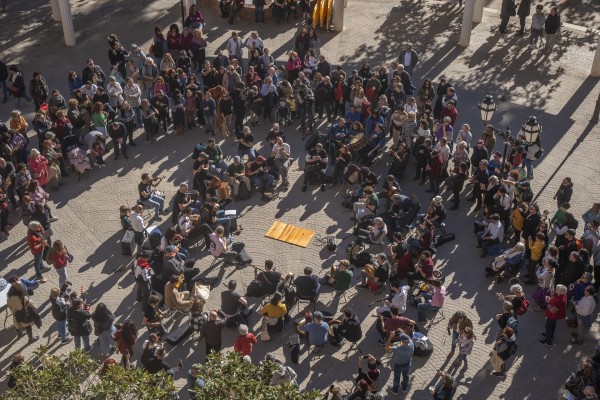 Instrumentos tradicionales irlandeses armonizan Paiporta para recaudar fondos tras la Dana