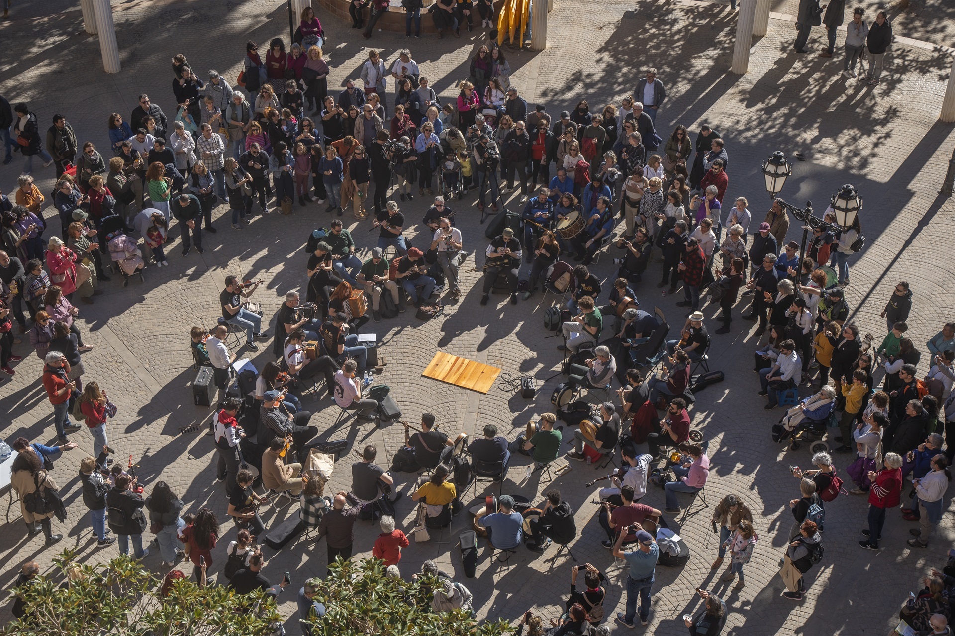 Instrumentos tradicionales irlandeses armonizan Paiporta para recaudar fondos tras la Dana