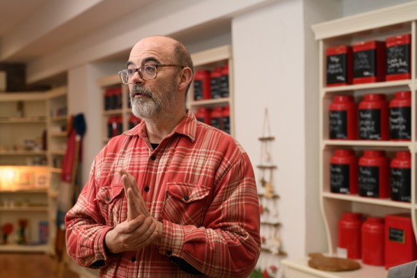 Javier, el tendero que apuesta por el olfato en Ruzafa