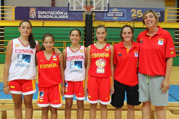 Dos jugadoras de l'Alqueria del Basket, con la selección española sub 15