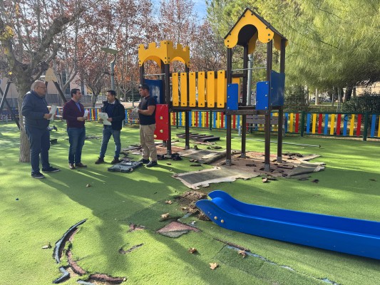 Las Torres renueva la zona infantil del Parque de la Constitución con juegos a estrenar y césped nuevo