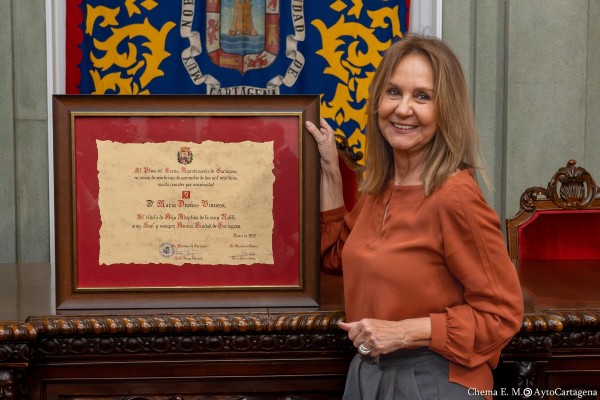 Punto y seguido para la historia de amor entre la escritora María Dueñas y Cartagena: es nombrada hija adoptiva