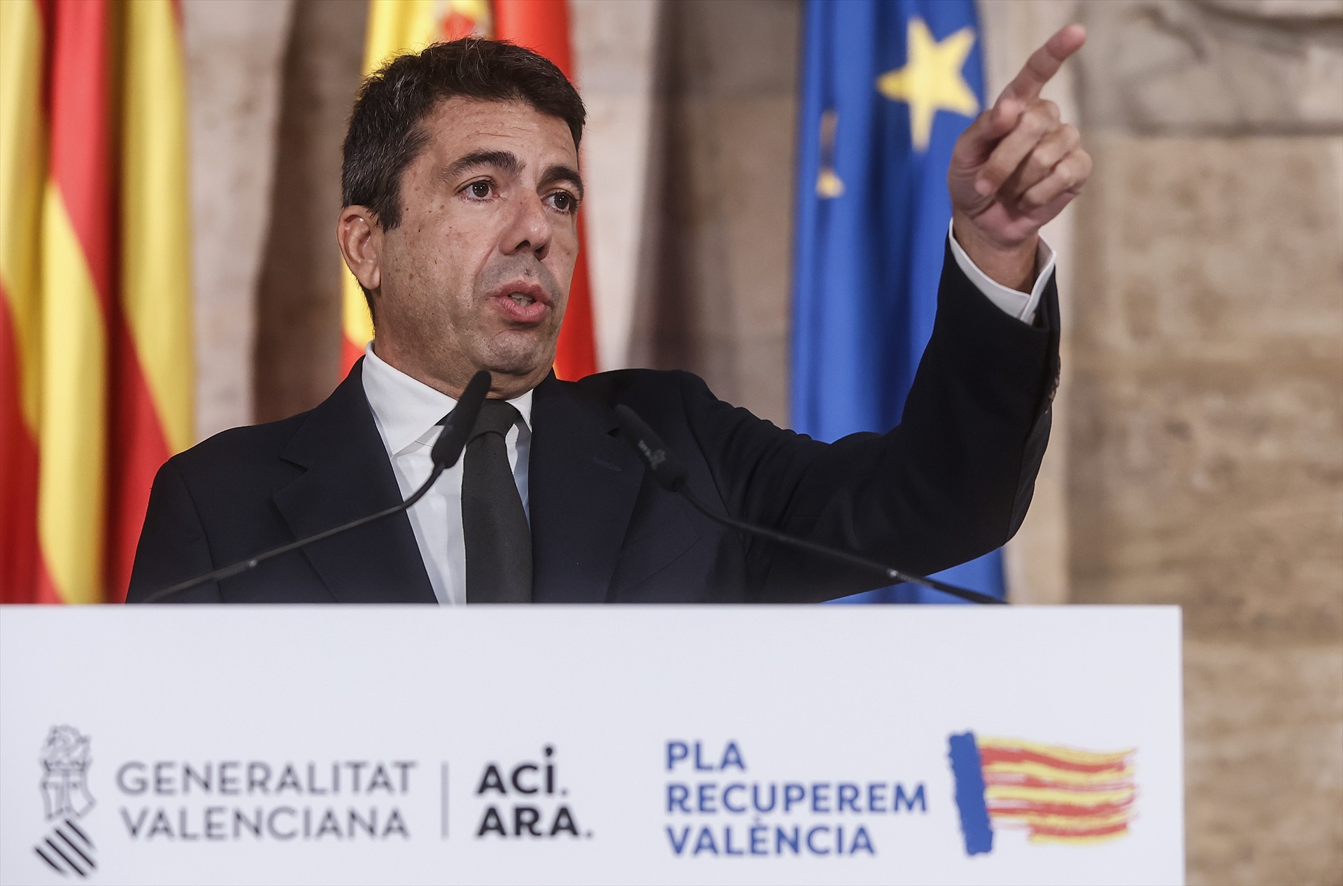 Mazón se crece enardecido por el abrazo de Feijóo
