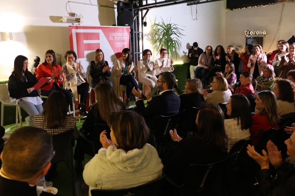 Lucas abraza la bandera del feminismo y recibe el apoyo de las socialistas históricas de la Región
