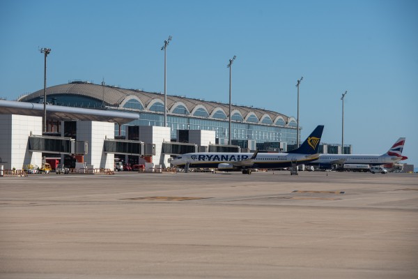 Así crecerá el aeropuerto de El Altet: sobre el derribo de la antigua terminal e integrando el tren 