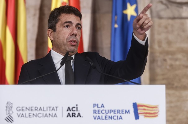 Mazón se crece enardecido por el abrazo de Feijóo