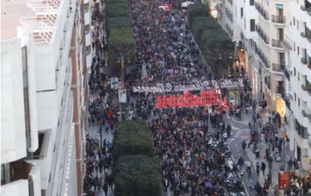 Una marea violeta multicultural recorre València al grito de 'Mujeres unidas jamás serán vencidas'