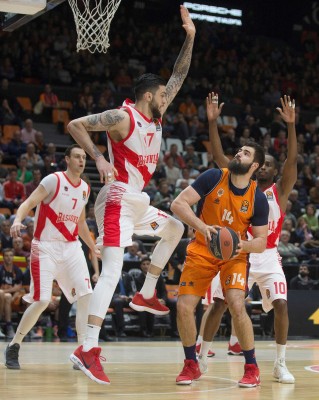 Pedro Martínez gana el pulso de Euroliga en la recta final del duelo (71-81)