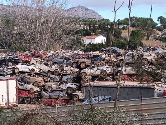 Muro trasladará desde la zona del río a un lugar sin riesgo un centenar de coches afectados la Dana