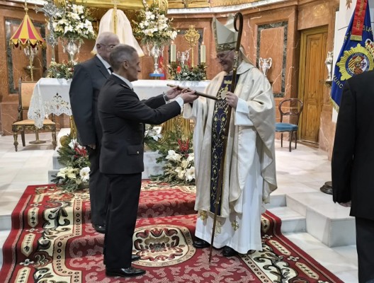 El jefe superior de Policía entrega su bastón de mando a la Virgen de la Caridad
