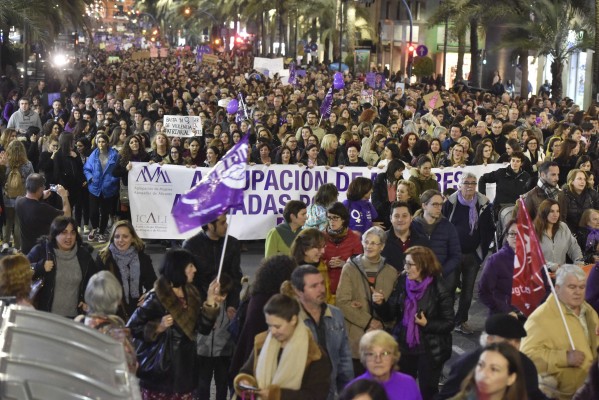 Multitudinaria manifestación feminista en Alicante