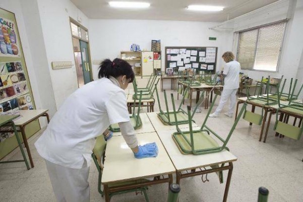 Cuatro gigantes de la limpieza se disputan el contrato de 16 millones de los colegios de Castelló 