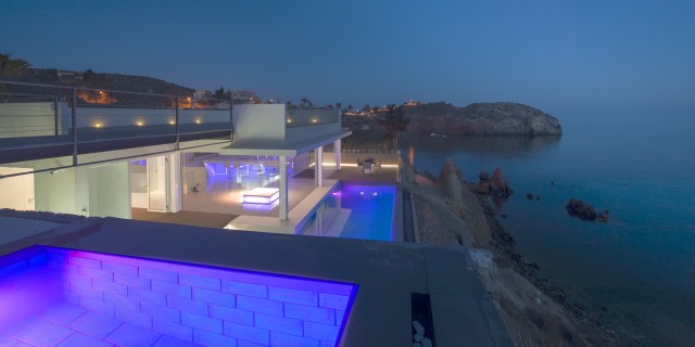 La casa que soñó que flotaba sobre el mar: así es este espectacular chalet de lujo en un acantilado de Bolnuevo
