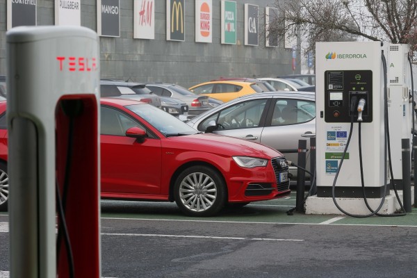 Los puntos de recarga de eléctricos suben un 23% en la Comunitat mientras las ventas avanzan a menor ritmo