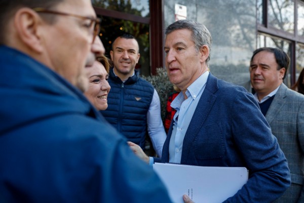 Feijóo se esconde de la prensa tras convocarla a una reunión con los alcaldes de la Dana