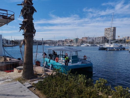 El Puerto ya prueba el barco taxi solar hasta el restaurante de la isla flotante pendiente de uso