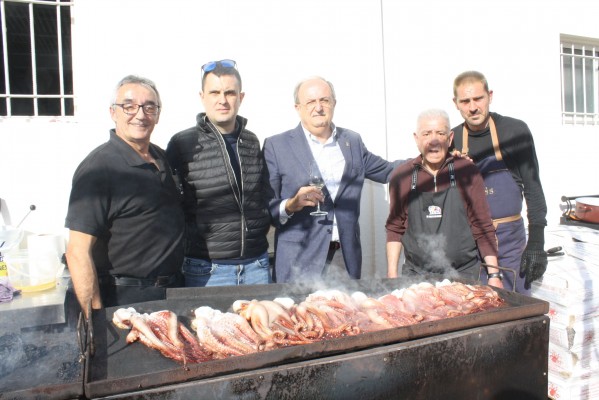 Más de 150 personalidades reivindican en Cartagena la tradición del pulpo 'sanantonero'
