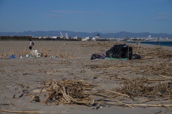 La limpieza de playas tras la Dana, a dos velocidades