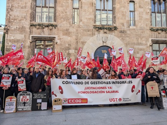 Una protesta exige al Consell la homologación salarial y la licitación de contratos de centros de mayores