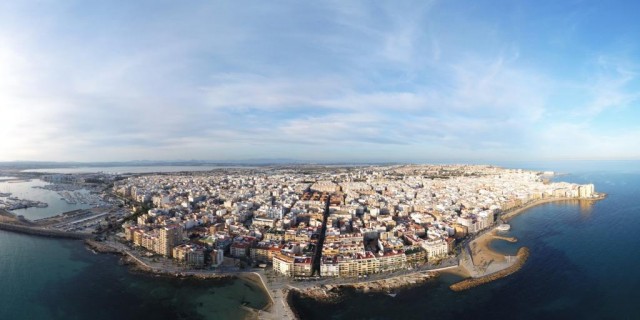 Torrevieja vuelve a superar los 100.000 habitantes: el 52% son extranjeros, y casi el 10%, ucranianos