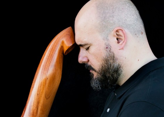 El Niño de Elche dialoga con un monje de madera en su nueva entrega poética