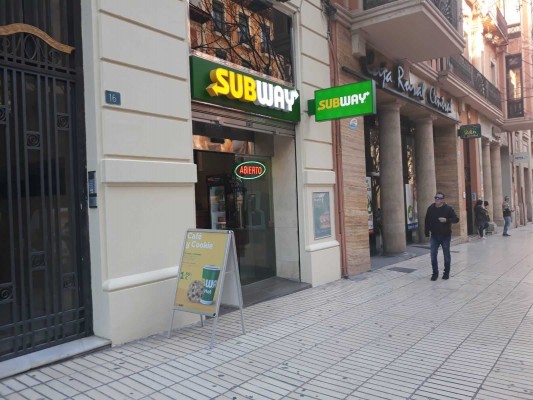 La franquicia Subway vuelve al centro de Alicante y reabre en la avenida de la Constitución