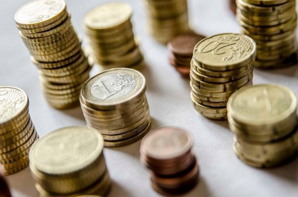 El euro sube a 1,0377 dólares mientras repunta la inflación en Alemania
