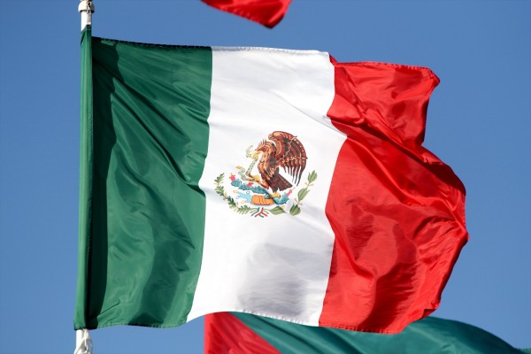 El peso mexicano se fortalece ante señales de moderación arancelaria