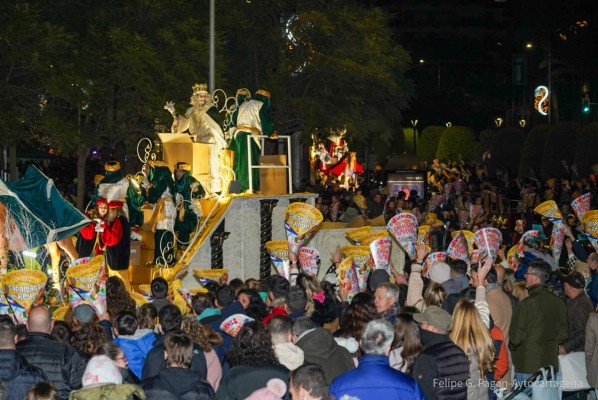 Los Reyes Magos reparten ilusión en las calles de Cartagena con una cabalgata llena de magia