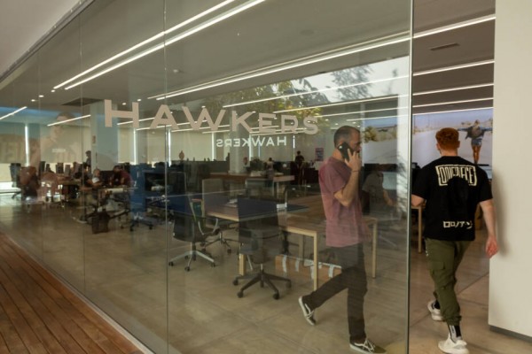 Cuentas de la matriz de Hawkers: pérdidas de 6,7 millones, pero equilibra con préstamos y créditos 