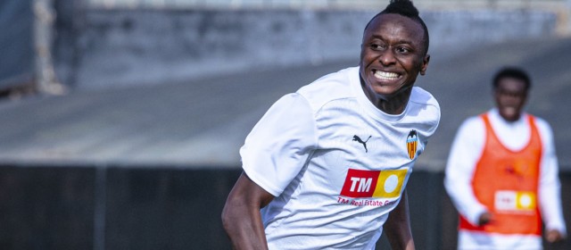 Umar Sadiq busca su sitio en el Valencia CF