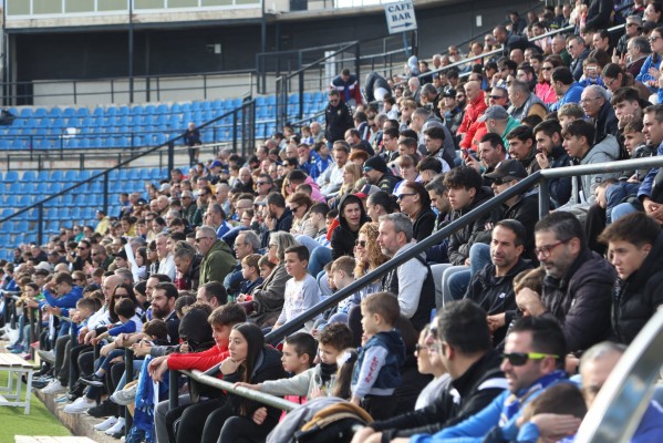 Más de un millar de aficionados acuden al entrenamiento a puertas abiertas del Hércules
