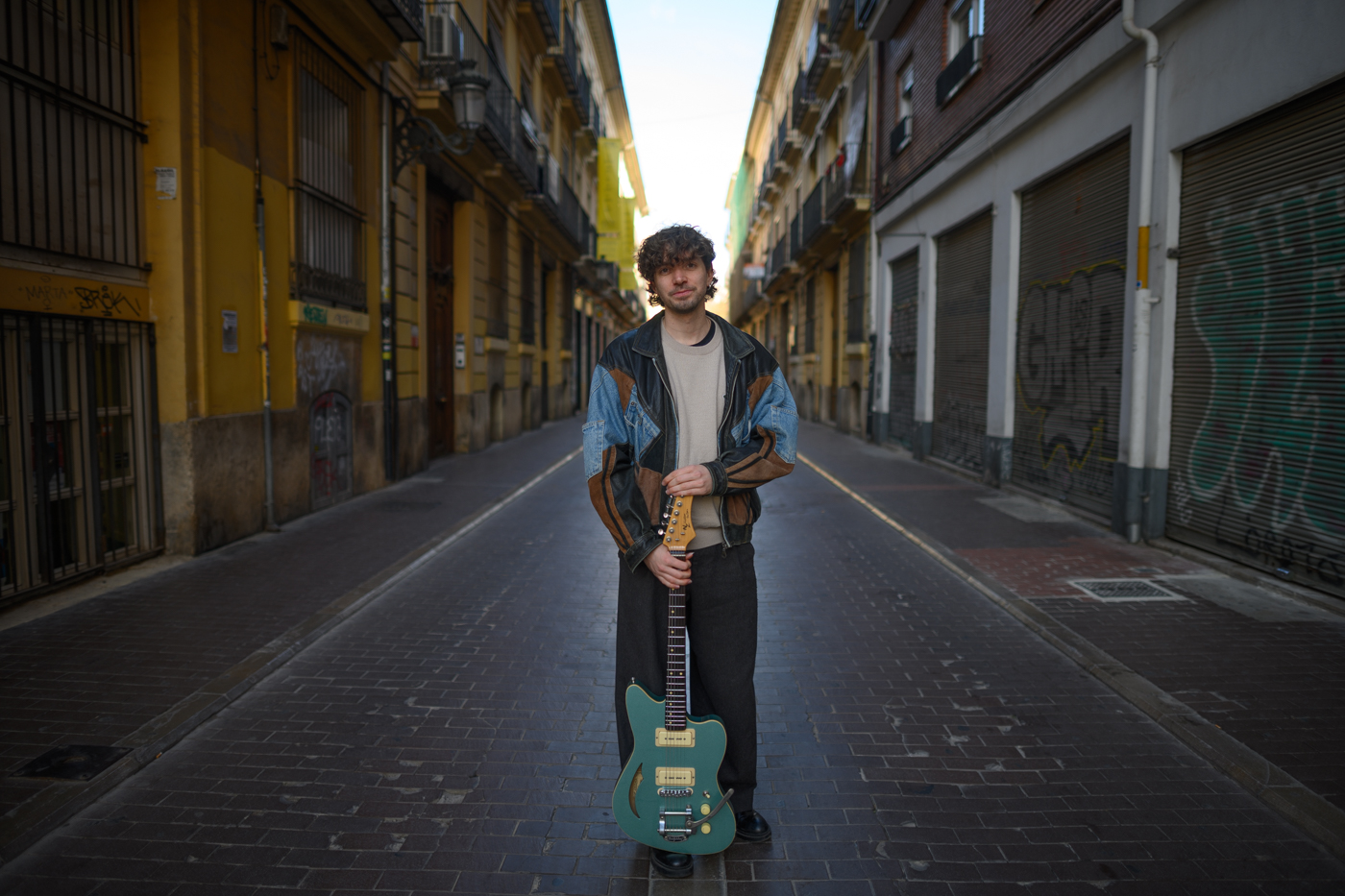 Toni toca en el Low ante 20.000 personas y en bodas para 200