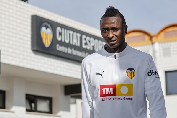 Umar Sadiq busca su sitio en el Valencia CF